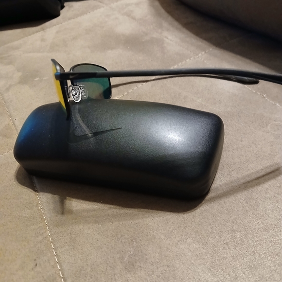 Mens Nike Pivot Six sunglasses black/dark grey with red mirrored lenses 62 - Picture 2 of 5